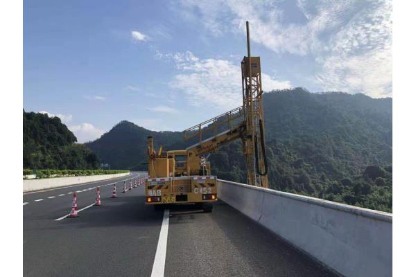 鑫越路桥桥检车出租，全国地区积极投入屡建奇功桥检车出租18米-24米。